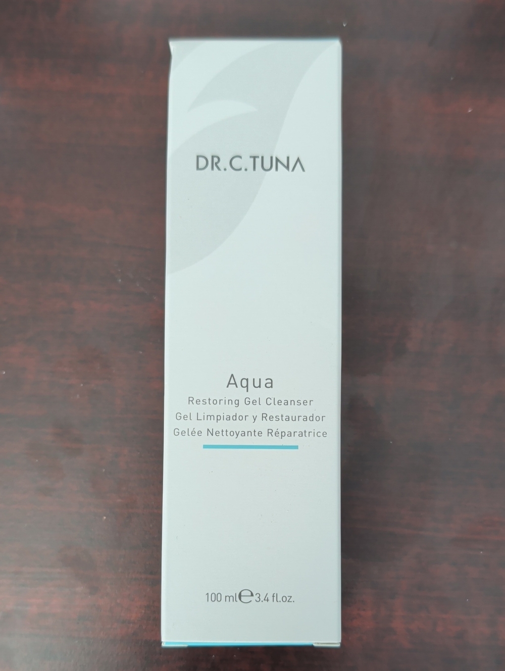 Farmasi Aqua Restoring Gel Cleanser — White & Light Blue